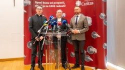Biskup Bože Radoš (u sredini), ministar Marin Piletić i fra Tomislav Glavnik na predstavljanju novog projekta Caritasa 