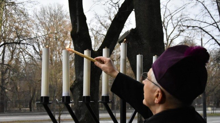 A celebração da luz da paz de Belém e das luzes de Hanukkah na Universidade Católica de Lublin, na Polônia 