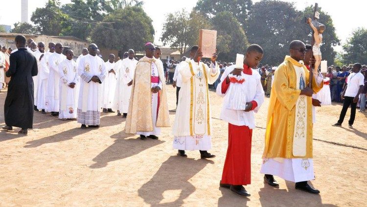 Procesión de apertura del Año Santo en la archidiócesis de Bouaké, Costa de Marfil