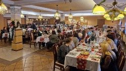 Cenas de Navidad organizadas por los Caballeros de Colón para los huérfanos y las viudas por la guerra en Ucrania.