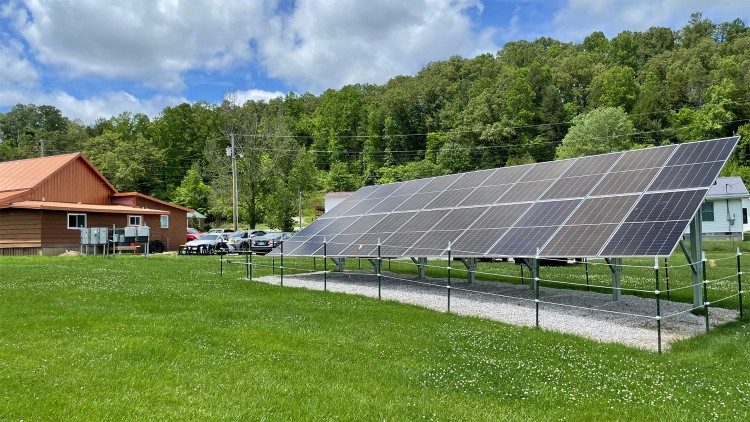 Panneaux solaires à l'église de la Sainte Famille à Booneville, Kentucky. 