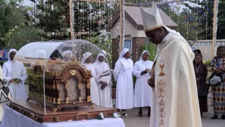 Mgr Roger Houngbédji, archevêque de Cotonou, accueillant les reliques de Sainte Thérèse de Lisieux à Cotonou (Bénin), le 26 décembre 2024.