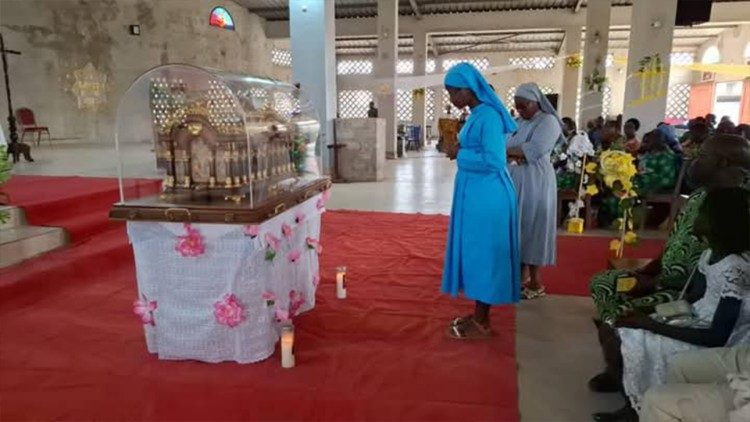 Les reliques de sainte Thérèse de Lisieux, vénérées au Bénin.