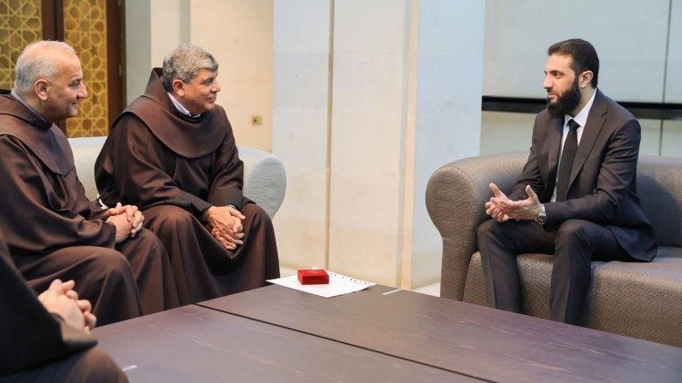 Padre Faltas em conversa com Al-Jolani