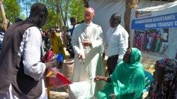 Sud Sudan, il nunzio Horgan durante la distribuzione di cibo, organizzata dalla Caritas diocesana, al campo di transito a Malakal