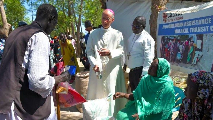 Sud Sudan, il nunzio Horgan durante la distribuzione di cibo, organizzata dalla Caritas diocesana, al campo di transito a Malakal