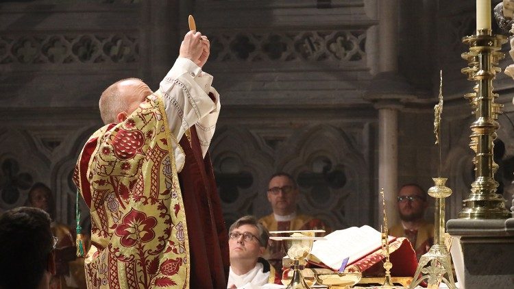 Bp Varden: trwajmy na adoracji, módlmy się za przyszłego papieża