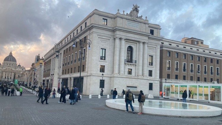 Parcursul pelerinilor spre Poarta Sfântă a bazilicii Sfântul Petru.