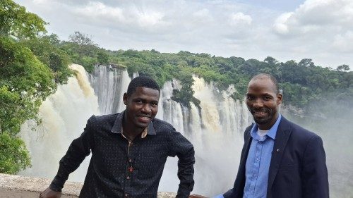 Junto às Quedas de Kalandula (Angola) - foto Lusofonias