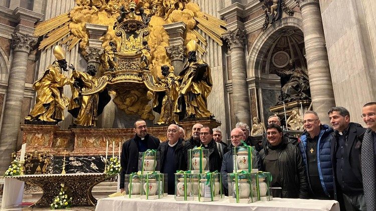 Foto di gruppo a San Pietro per i delegati regionali dei cappellani con le lampade della speranza