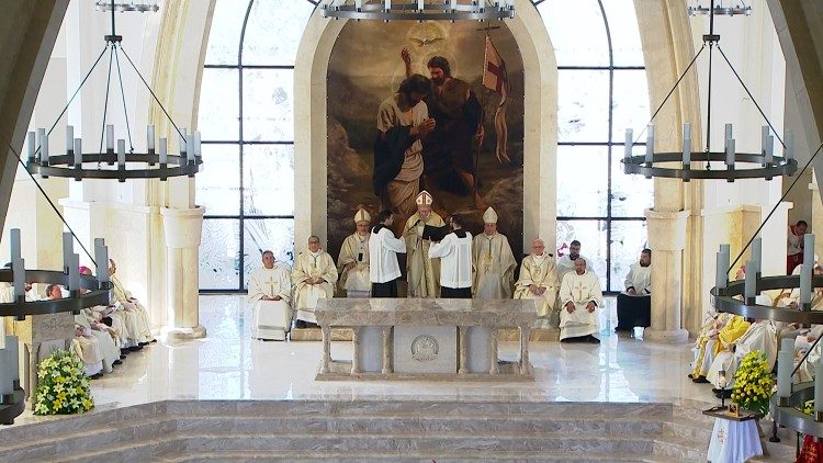 Lors de la messe de consécration de l'église. 