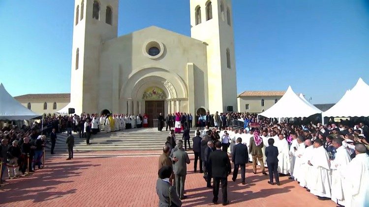 La cérémonie officielle sur le parvis de l'église. 