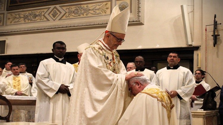 O cardeal Czerny faz a imposição das mãos sobre o cardeal Baggio durante a ordenação episcopal do purpurado vêneto (Dicastério para o Serviço do Desenvolvimento Humano Integral)