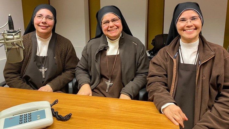 As irmãs que acolhem os peregrinos no Santuário dos pais de Santa Terezinha, na França