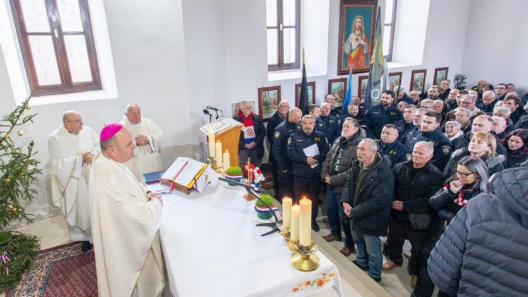 Srijemski biskup Fabijan Svalina predvodio misno slavlje u Gvozdanskom  (Foto: Stjepan Vego)