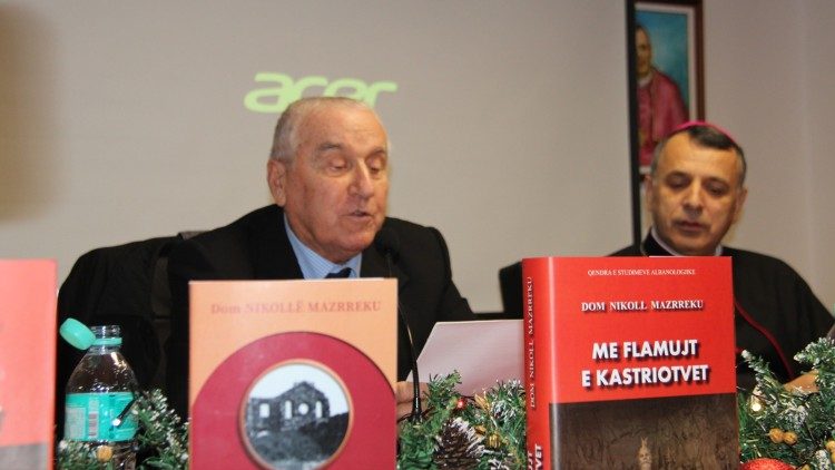 Ipeshkvi i Sapës, imzot Simon Kulli dhe prof. Tefë Topalli, gjatë promovimit të veprës së dom Nikollë Mazrekut