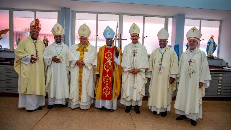 Bispos presentes na Missa de despedida de ação de graças pelo Arcebispo Tlhagale OMI 