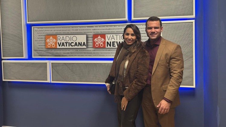 Dr. Eduardo Honorato e sua esposa Thammy Honorato em visita à Rádio Vaticano