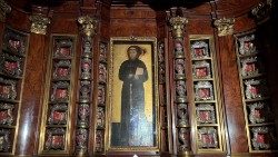 Visão do altar da cela de São Francisco a Ripa, em Roma. 