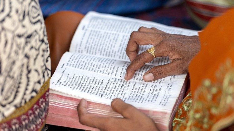 India, lettura della Bibbia