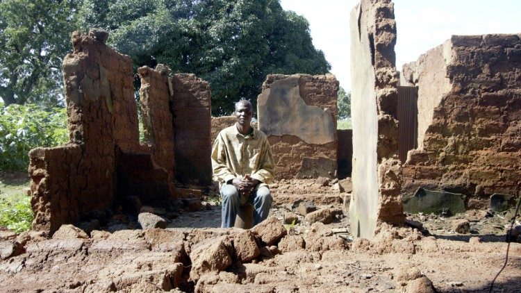 Nigeria, il pastore di una chiesa seduto su ciò che rimane della sua casa, distrutta dalla violenza Fulani 