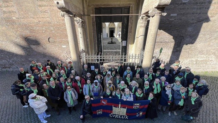 Le groupe de pèlerins devant la basilique Saint-Clément à Rome. 