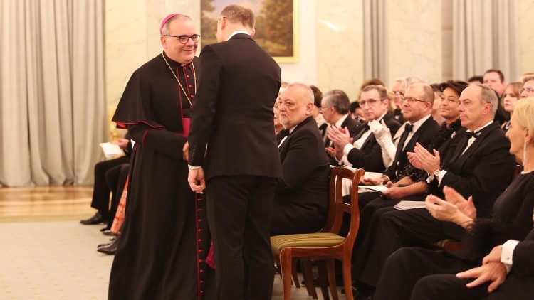 Nuncjusz apostolski w Polsce na spotkaniu Korpusu Dyplomatycznego z parą prezydencką