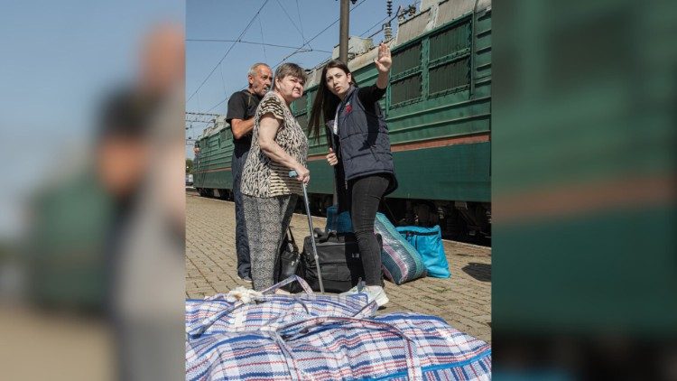 Lidia Hnatiuk, a case manager at Caritas Ternopil, welcomes refugees who arrived on an evacuation train from Pokrovsk, eastern Ukraine, on 17 September. (photo: Konstantin Chernichkin)