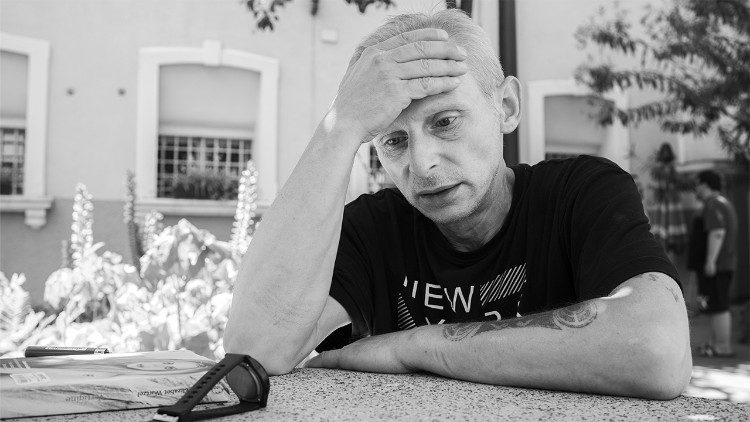 Francesco racconta la sua storia in carcere (foto Matteo Pernaselci)