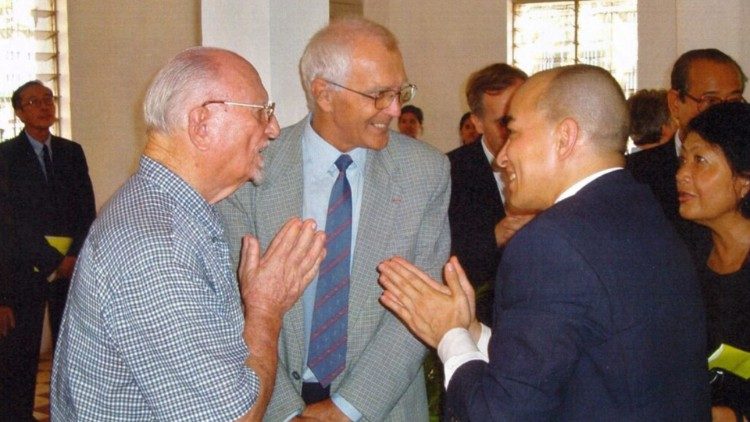 Le père Ponchaud avec le roi du Cambodge Siamoni (crédit photo Ad Extra - MEP)