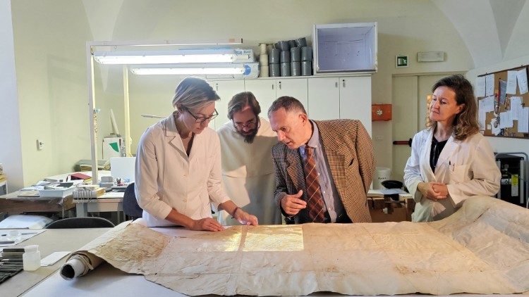 Curatori e restauratori durante il restauro della mappa del NIlo