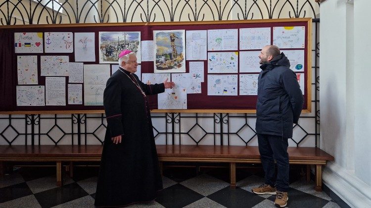 Mgr Stanislav Chirokoradiouk, évêque d'Odessa avec Irénée de Poulpiquet, membre de l'association Caridad. 