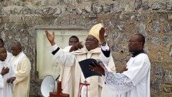 Mgr Christophe Zoa, évêque de Sangmélima au Cameroun, au cours de la messe solennelle d'ouverture des activités du Jubilé de l'espérance dans son diocèse.