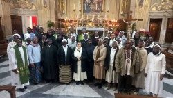 Photo de famille après la messe en la basilique Saint-Eustache à Rome, samedi 18 janvier 2025