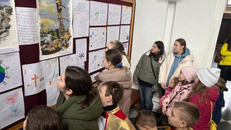 Les enfants ukrainiens devant l'exposition dans la cathédrale d'Odessa. 