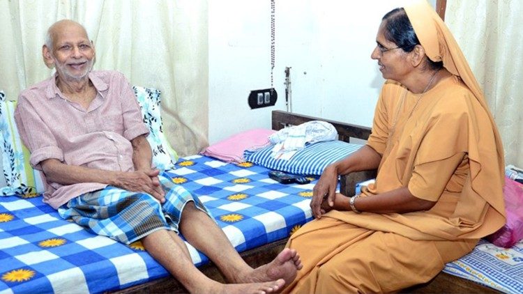 Le religiose con gli anziani