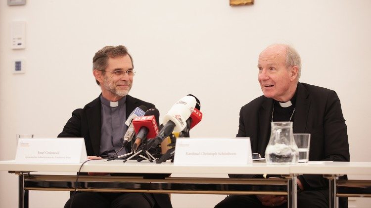 Josef Grünwidl, Apostolischer Administrator der Erzdiözese Wien, (links) und Kardinal Christoph Schönborn, emeritierter Erzbischof von Wien, bei einer Pressekonferenz am 22.1.2025 (Foto: Erzdiözese Wien / Stephan Schönlaub)]