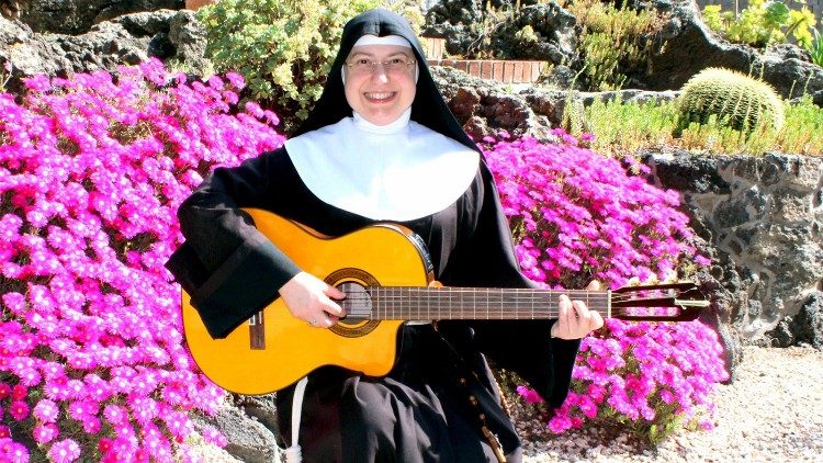 Suor Cristiana Scandura con la sua chitarra