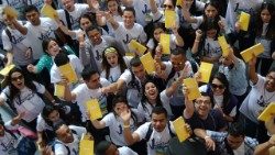 Gläubige in Brasilien mit Youcat-Ausgaben in den Händen