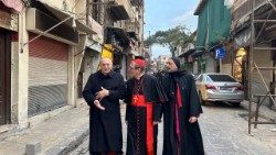 Kardynałowie Mario Zenari (pierwszy z lewej), Claudio Gugerotti, i abp Michel Jalakh w starym mieście w Damaszku