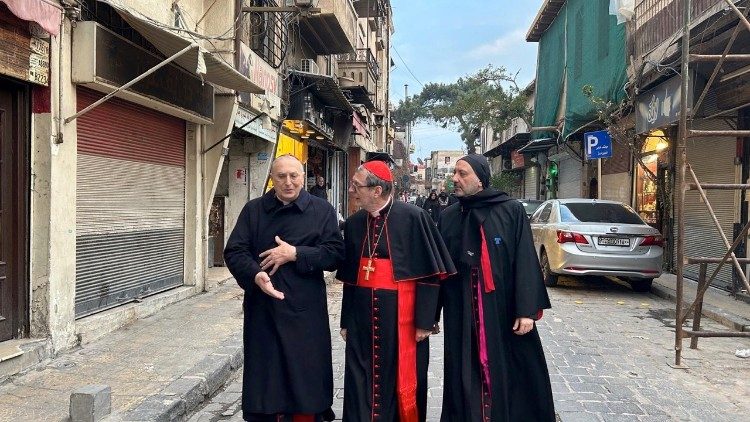 Kardynałowie Mario Zenari (pierwszy z lewej), Claudio Gugerotti, i abp Michel Jalakh w starym mieście w Damaszku
