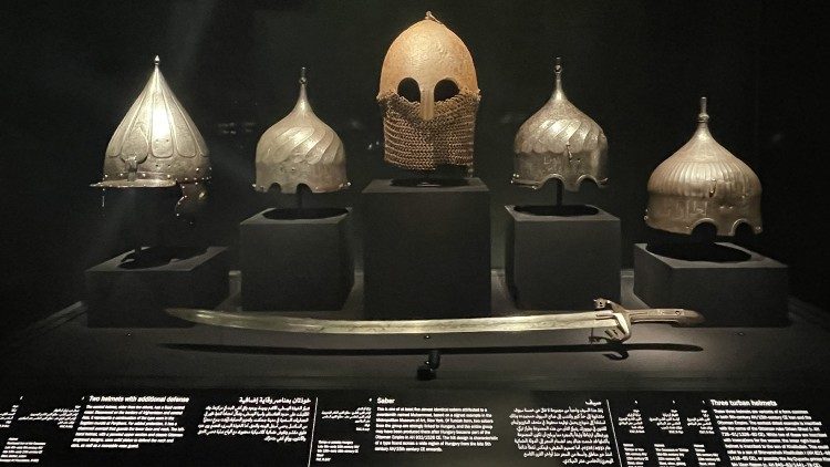 Alcuni degli oggetti esposti nella sezione Al Muqtani della Biennale delle Arti Islamiche