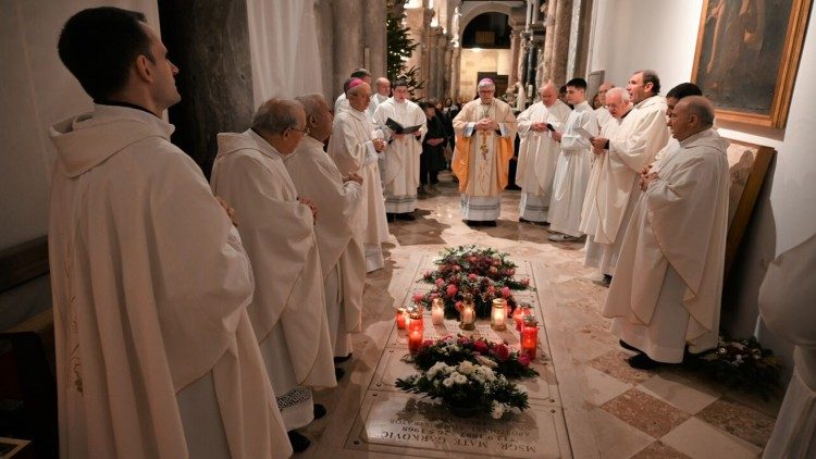 Na 15. godišnjicu smrti nadbiskupa Ivana Prenđe molitva kod grobnice zadarskih nadbiskupa  (Foto: Ines Grbić)