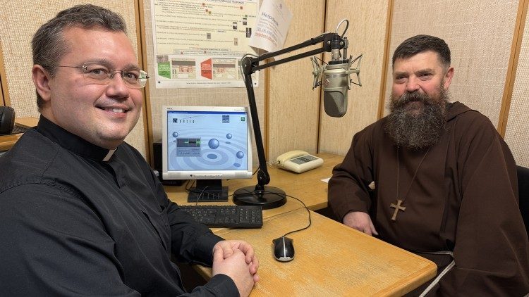 Mons. Dávid Tencer pri rozhovore s o. Martinom Jarábekom (27. jan. 2025)