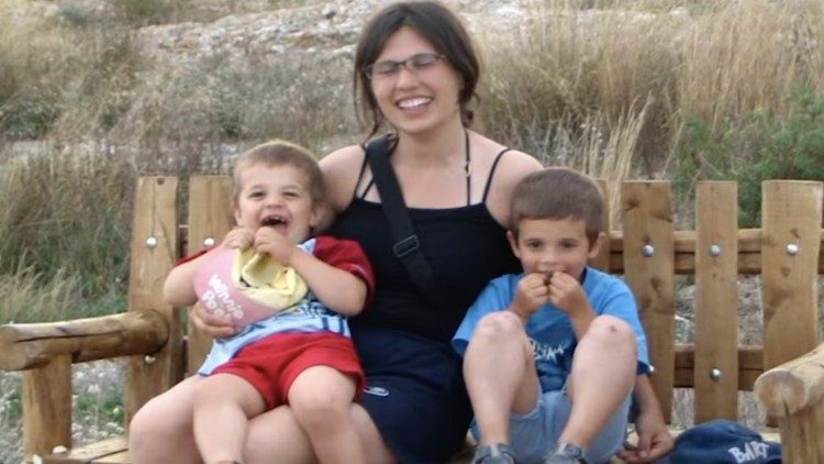 Giacomo e Mattia con la mamma Lara, immagine tratta dal film