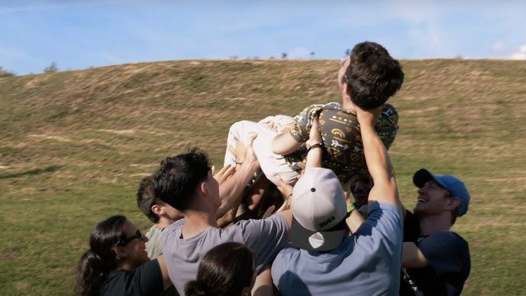 Gli amici di Giacomo che lo sollevano, immagine tratta dal film