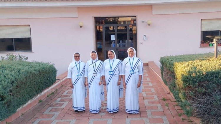 त्रोपेया के वृद्धाश्रम में सेवा देनेवाली संत अन्ना की पुत्रियों के धर्मसंघ की धर्मबहनें