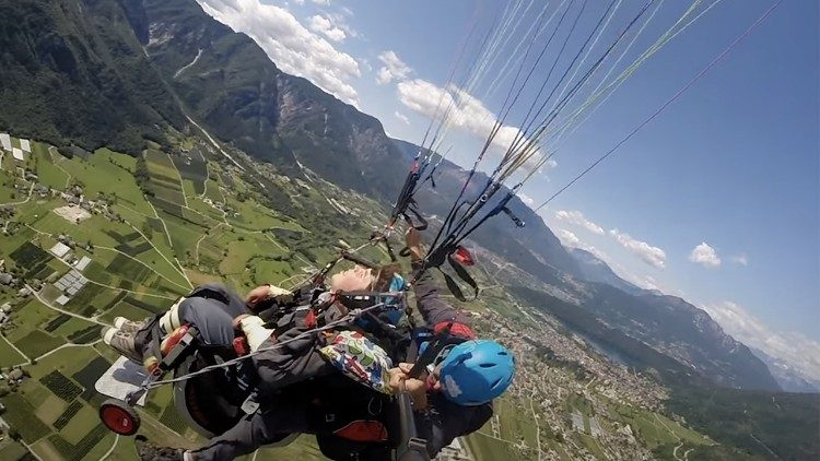  Giacomo sul deltaplano, immagine tratta dal Film 