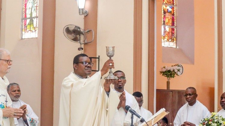 Dom António Constantino, Bispo Auxiliar da Beira (Moçambique), na Missa do 58º aniversário de Dom Sebastião Soares de Resende