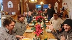 Tischgemeinschaft als Weggemeinschaft. Zu Gast bei Emmaus in St. Pölten 